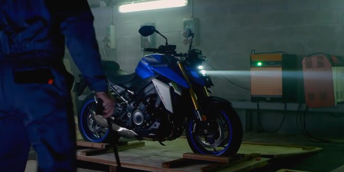 Mechanic beside a blue Suzuki GSX-S1000 on a pallet in a workshop – Suzuki GSX-S1000 campaign